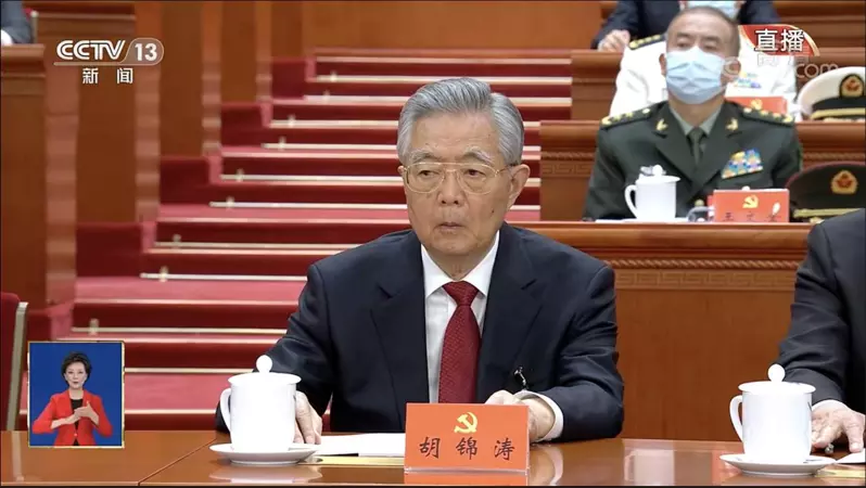 二十大》胡錦濤被帶離，做給誰看？眾目睽睽攙走他的人是誰？