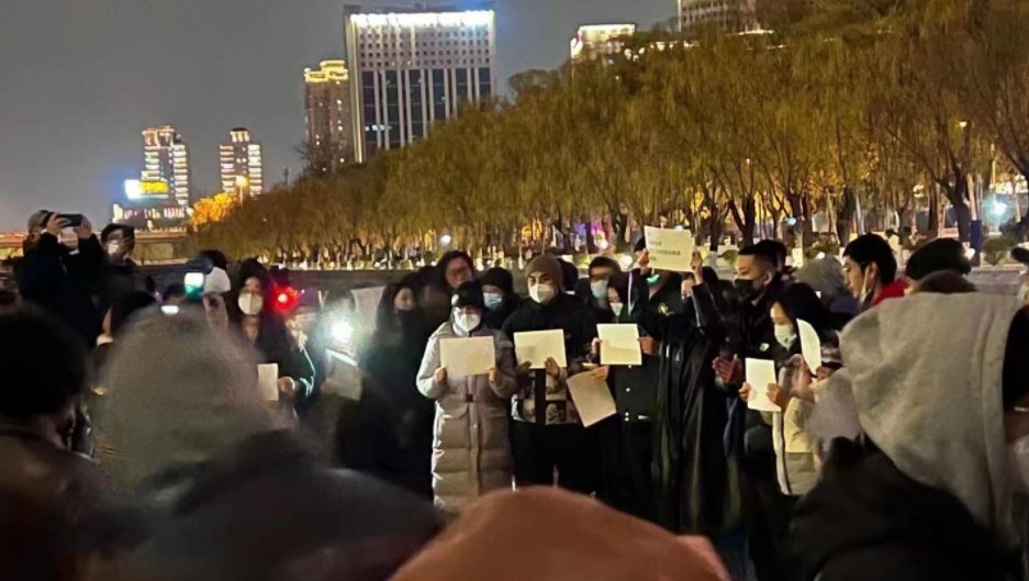 中國反封控運動遍地開花！大學生掀「白紙革命」，用「無字文」無聲抗議