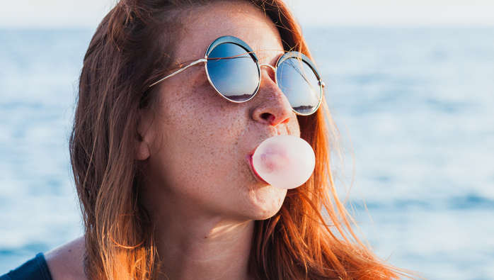 同事在嚼口香糖，千萬別說她在chewing the gums！意思變超歪⋯