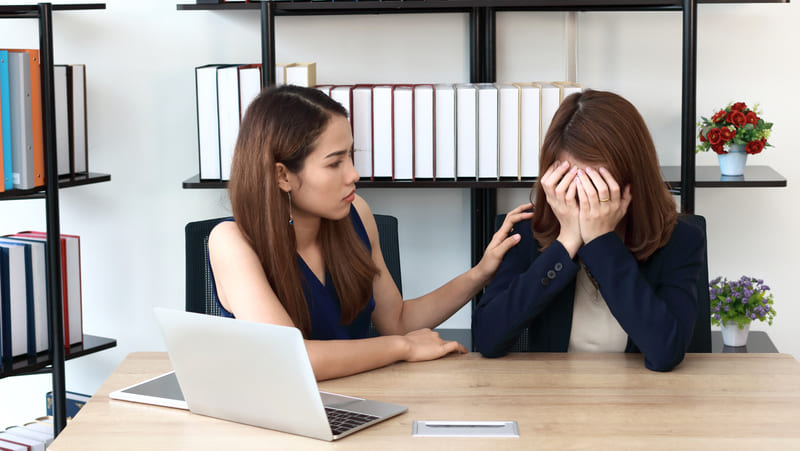 同事說提案被brushed off，不是指「被刷掉」