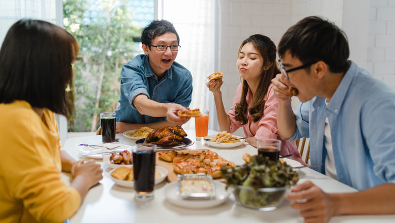 招呼老外吃飯，「多吃一點」英文怎麼說？千萬別說Eat more