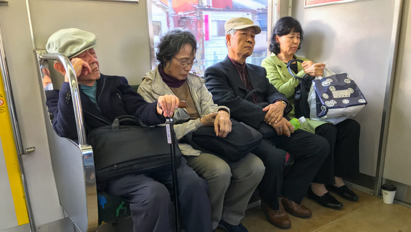 請人「讓座」英文是什麼？不是let seat for me