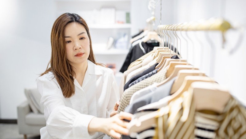 女性挑西裝外套，要選「扣不起來」的那件？形象專家的3個穿搭技巧