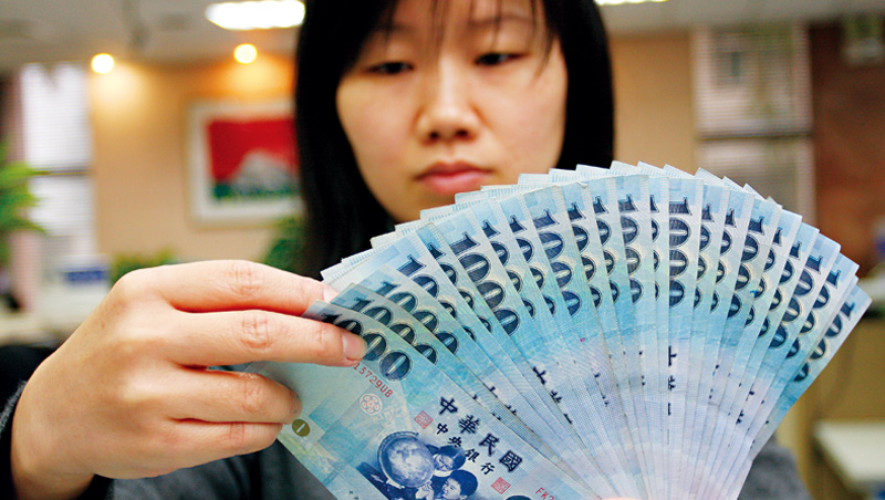 阻升新台幣！央行祭史上最大鬆綁：放寬銀行申請為外匯銀行、開發多元金融商品