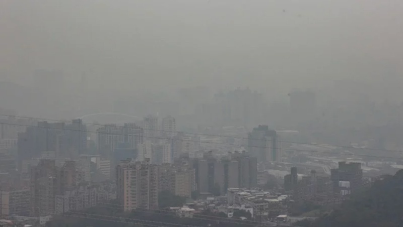霧霾嚴重！101大樓消失了 這些地區空汙紅色警示