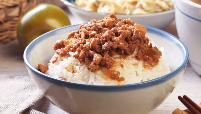 庶民美食的南北差異：韓國瑜常吃的「滷肉飯」，跟肉燥飯、焢肉飯差在哪？