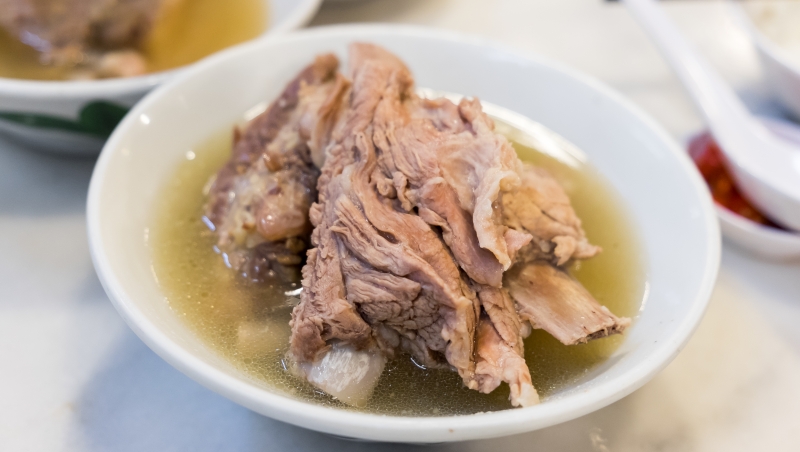 「肉骨茶」沒有茶，還分黑白兩派？星馬必吃美食的身世，其實很曲折...