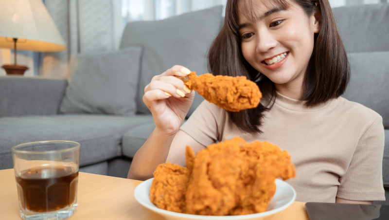 沒那麼餓，卻忍不住吃高糖、高熱量食物？5點檢核你是否在「情緒性進食」