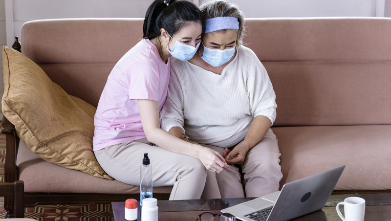 長輩沒打疫苗、快篩陽性，第一時間怎麼就醫最恰當？