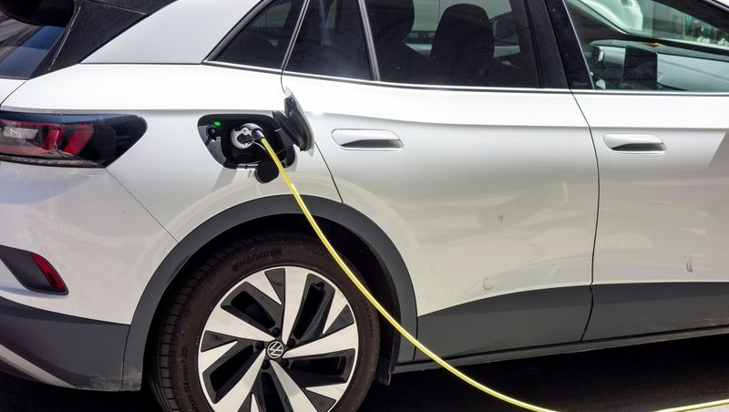 不用100萬就能買到電動車！福斯不顧續航力、縮小電池，只為壓低車價？
