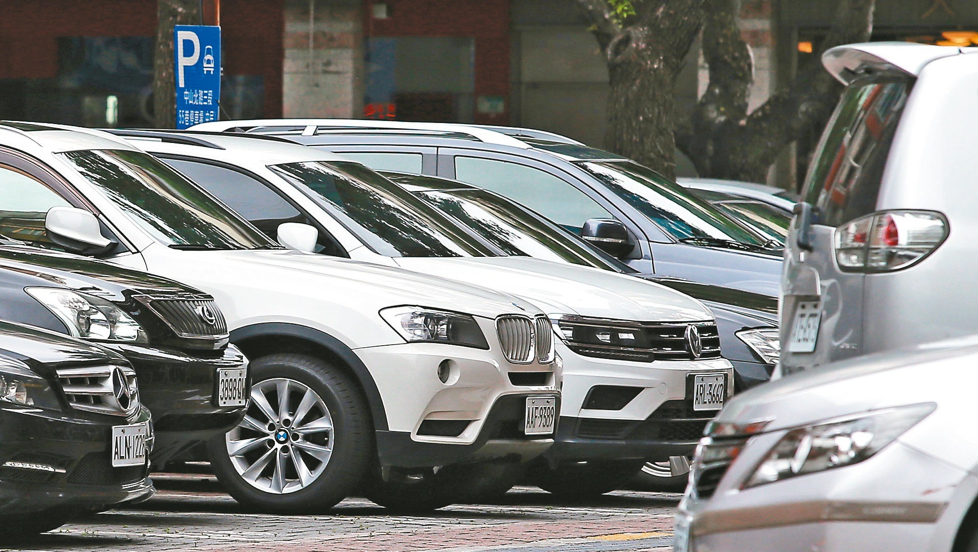 特斯拉、福特剛曝下單台積電…大摩示警：車用晶片掀砍單潮！會受影響嗎？