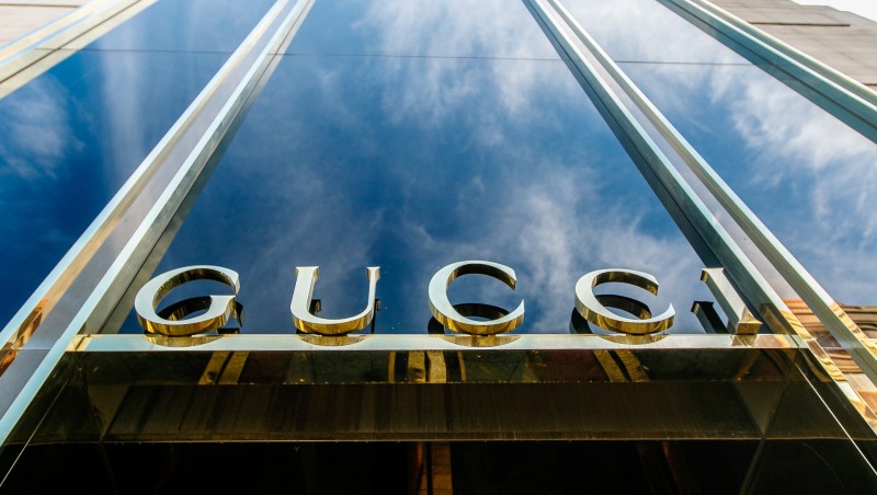 最怕在網路上買到假貨名牌包！Gucci、巴黎世家如何走進平價電商，讓消費者買單？