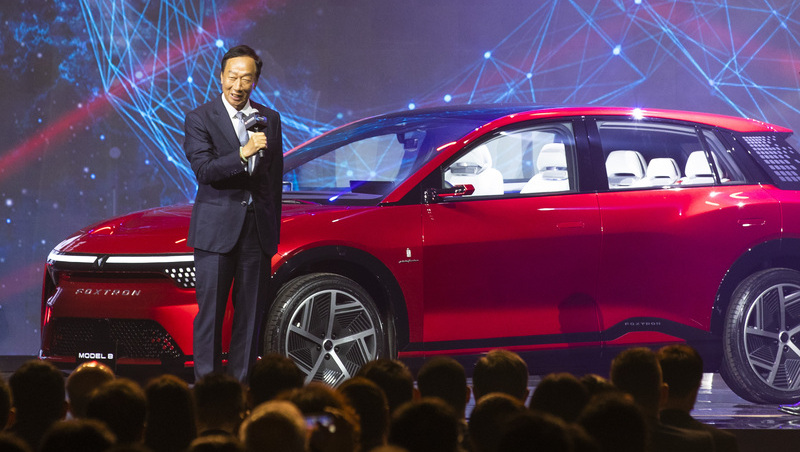 鴻海科技日Model C量產版亮相，明年交車！壽星郭台銘喊話：現在就想開回家