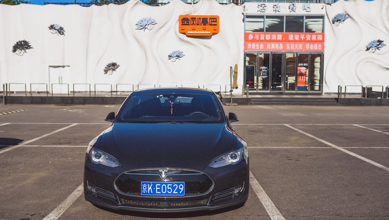 特斯拉銷量被比亞迪超車坐不住？馬斯克快閃中國喬上海廠擴產