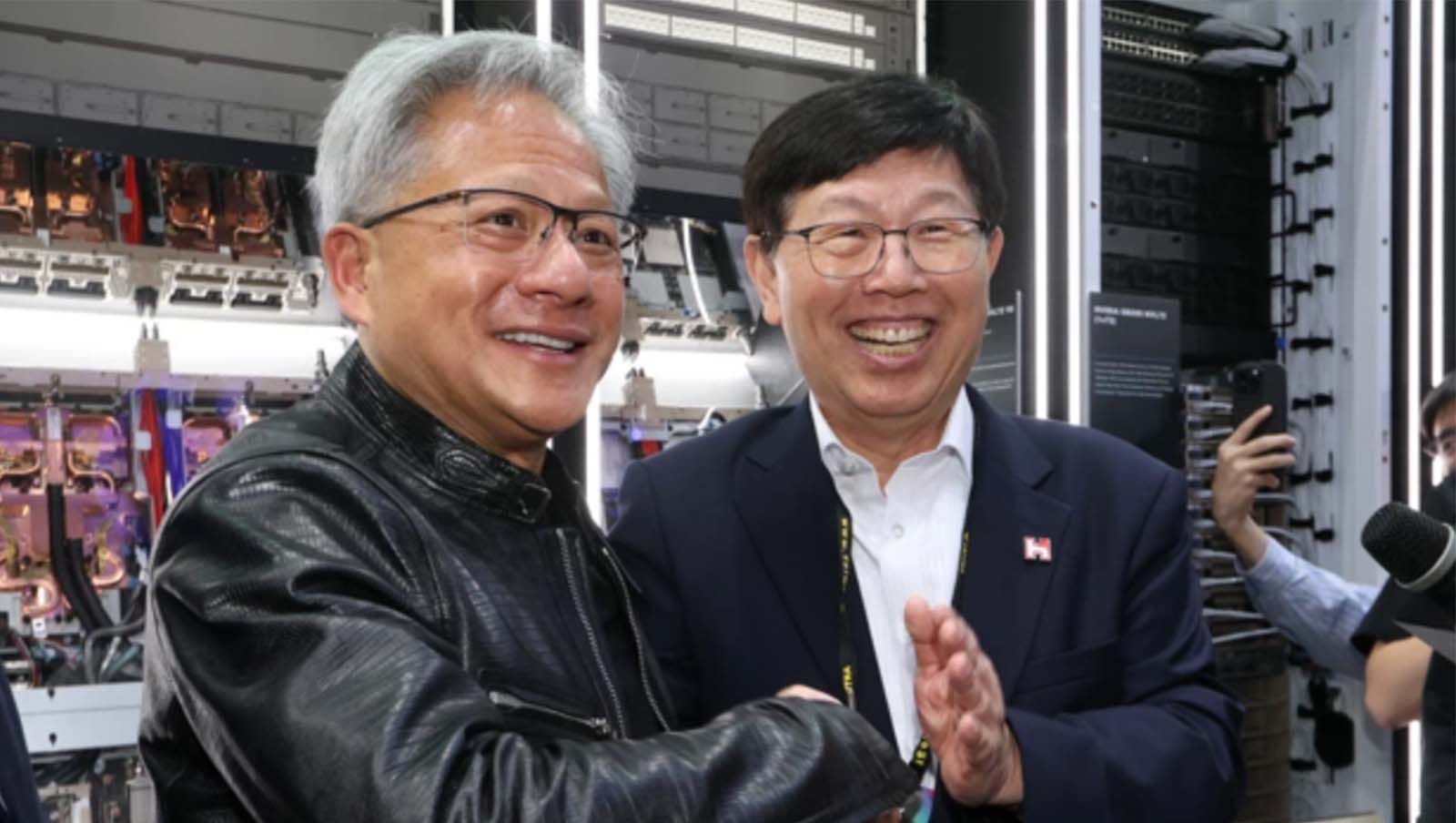 鴻海攻AI傳捷報，再奪輝達大單！獨家供貨GB200交換器，將成毛利大補丸？