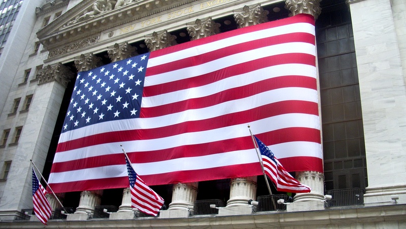比預期早一年！Fed估今年通膨升至3%、2023年將升息2次，三大美股收黑