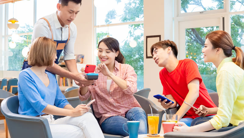 「我先付，再給我錢就好！」為何搶著墊錢的朋友很聰明？