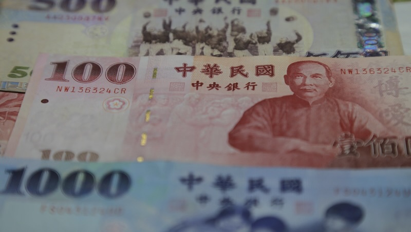 新台幣連4貶成「最弱亞幣」！為什麼熱錢搶著匯出？
