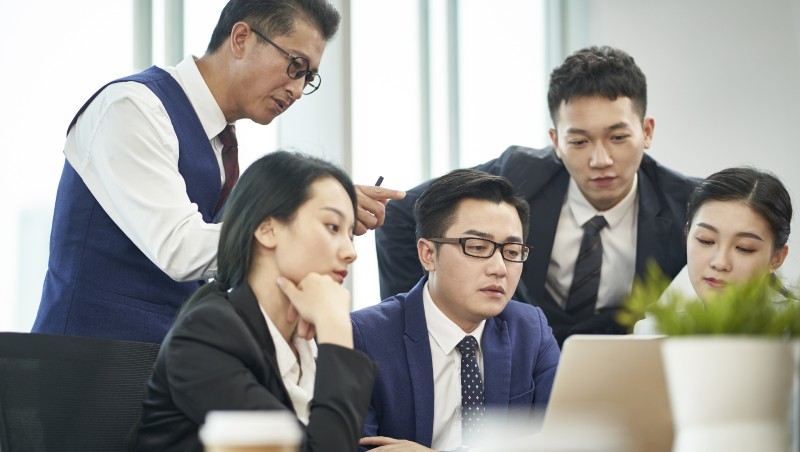 主管很拚，團隊卻戰力低落？管理必學一課：鬆手、不放手