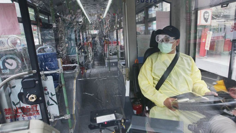 開車外出 指揮中心：兩人以上同車都須戴口罩 獨自駕駛可不戴