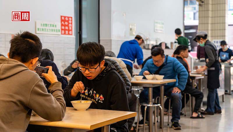 電價開漲，餐飲、住宿業挫咧等！小品牌會越慘越邊緣？服務業M型海嘯來了