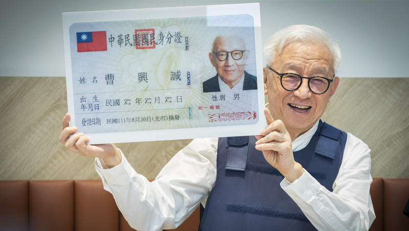 放棄新加坡國籍，曹興誠：和勇敢的台灣同胞站在一起