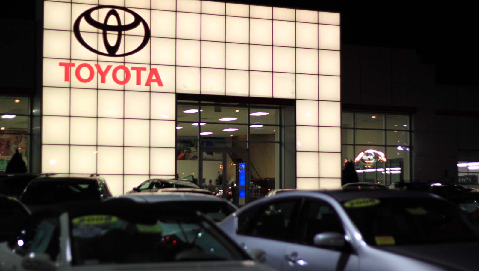 「非美製汽車」重稅25%！川普這一刀，豐田少賺3成、馬自達恐轉虧⋯全球車市寒冬來了？