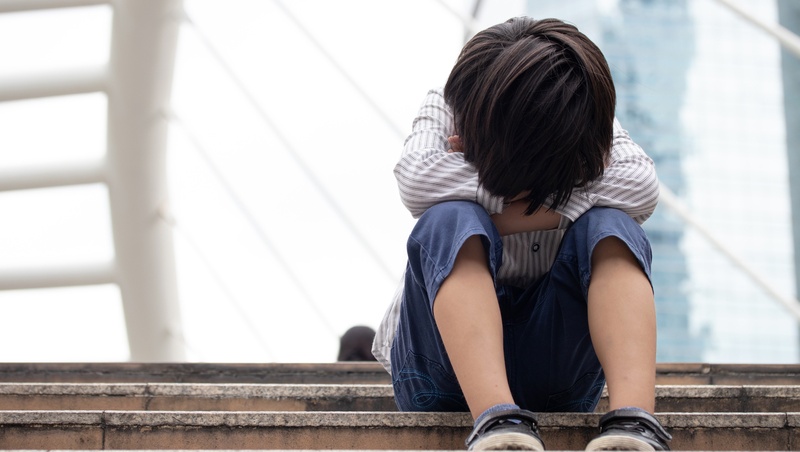 面對孩子負面情緒，家長越安慰越糟的3句話