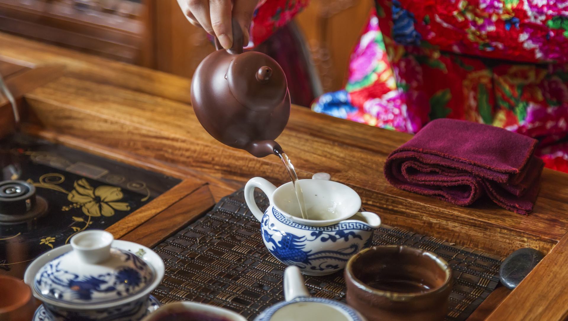 客人茶杯空了，不能「急著斟滿」？50歲後，從一杯熱茶，學管理人生