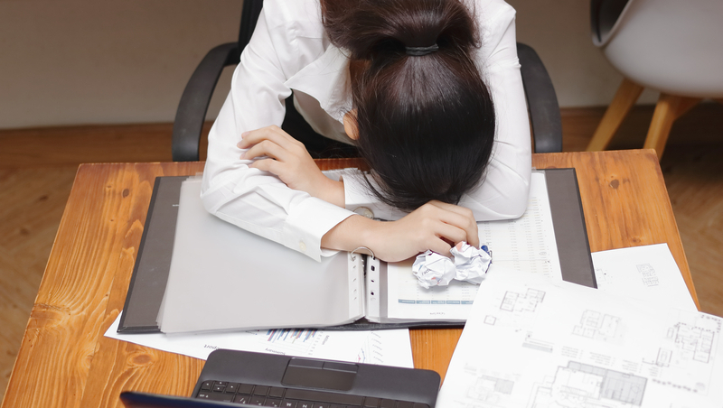辦公桌好亂、上班遲到⋯心理諮商師：你可以不改進，放棄結果會更好