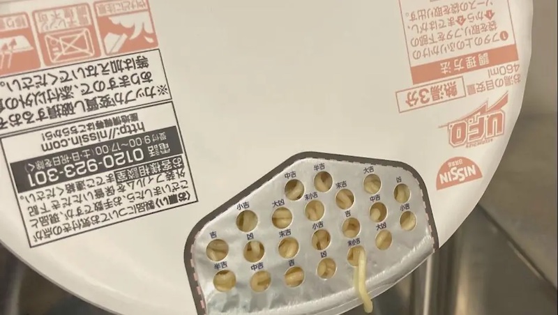 天才設計，有圖！日清泡麵瀝水孔變運勢籤筒