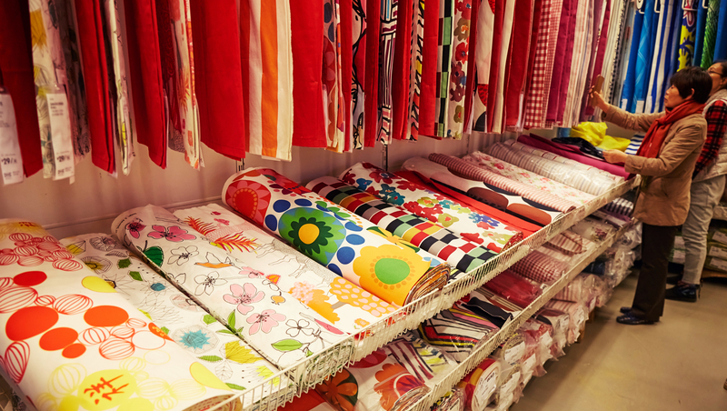 布料廠商堅持產品印上自家的logo才能用，為何服飾大牌妥協還搶合作？
