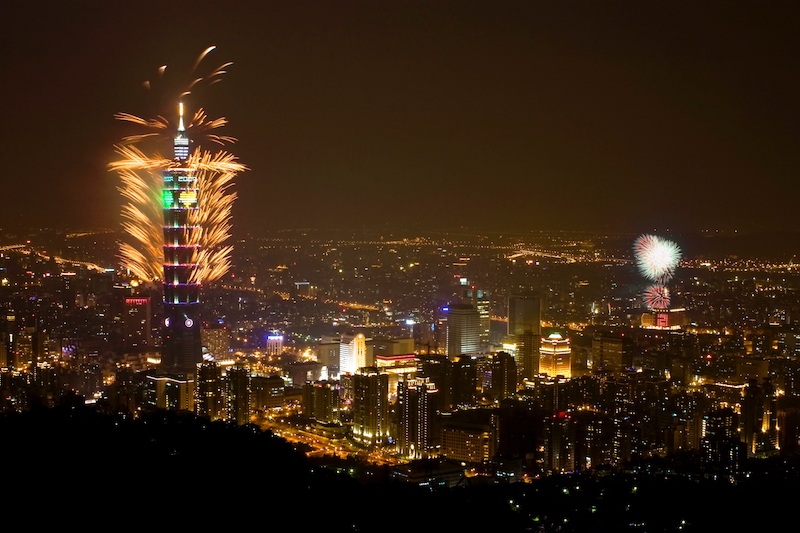 2024跨年倒數》台北101跨年煙火長達300秒，首度採用日本彩色煙火