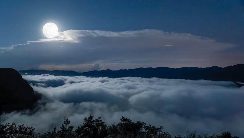 中秋賞月哪裡去？陽明山、高美濕地、愛河⋯精選全台37處賞月景點