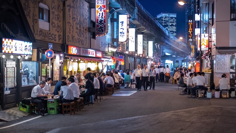 看準上班族下班後不想喝社交酒，日本各地出現「宵夜甜點店」