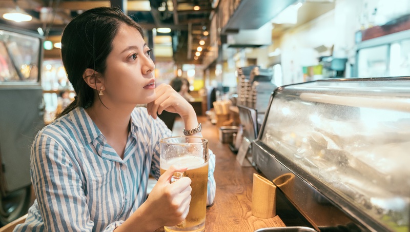 「先來一杯啤酒！」日本居酒屋潛規則，年輕人不甩了