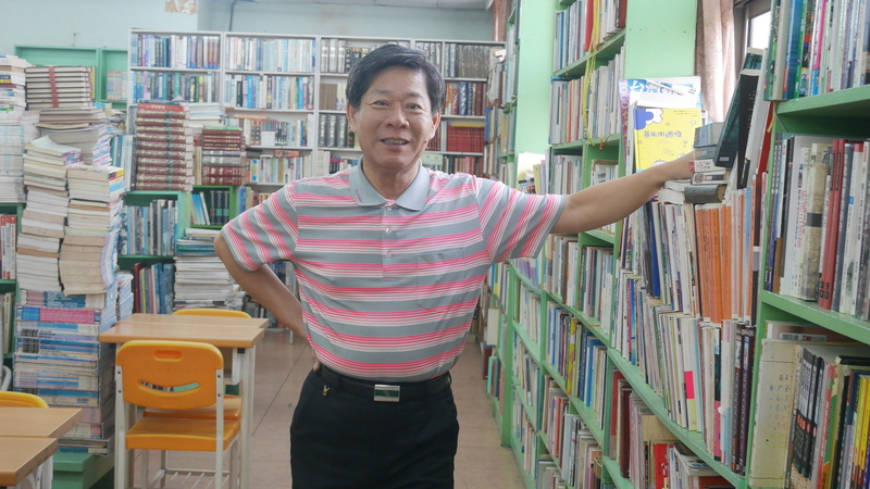 辦書展人潮塞爆，想起家鄉沒書店⋯他買下光華商場80%舊書，返鄉辦免費課輔班