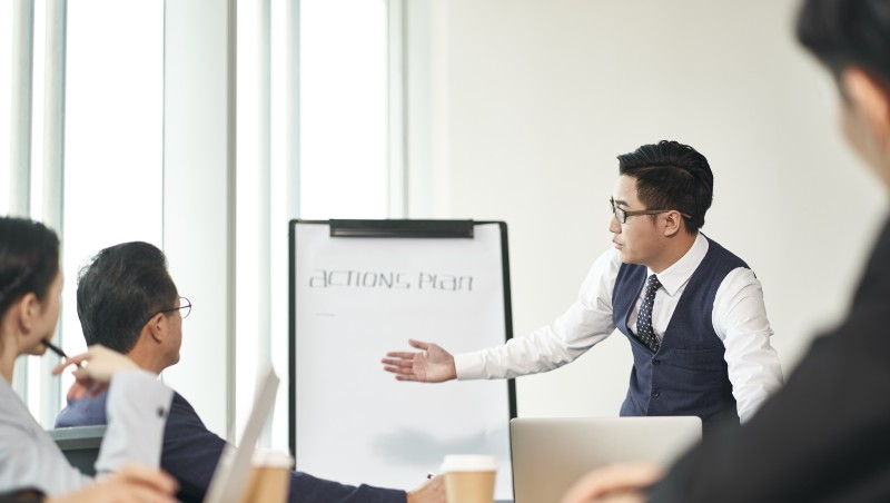 好好說話》開會被問倒，不必說「事後回報」？1個問句，讓老闆當場滿意