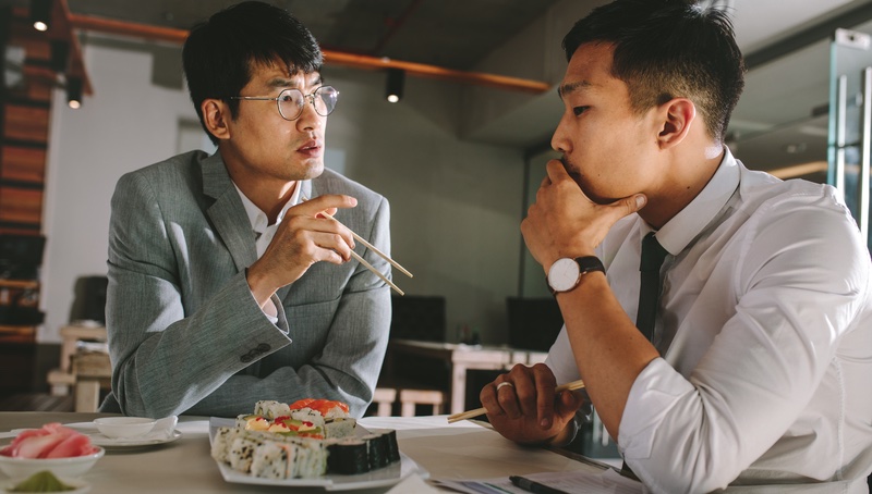 越是職場上的敵人、越要一起吃飯，為什麼？